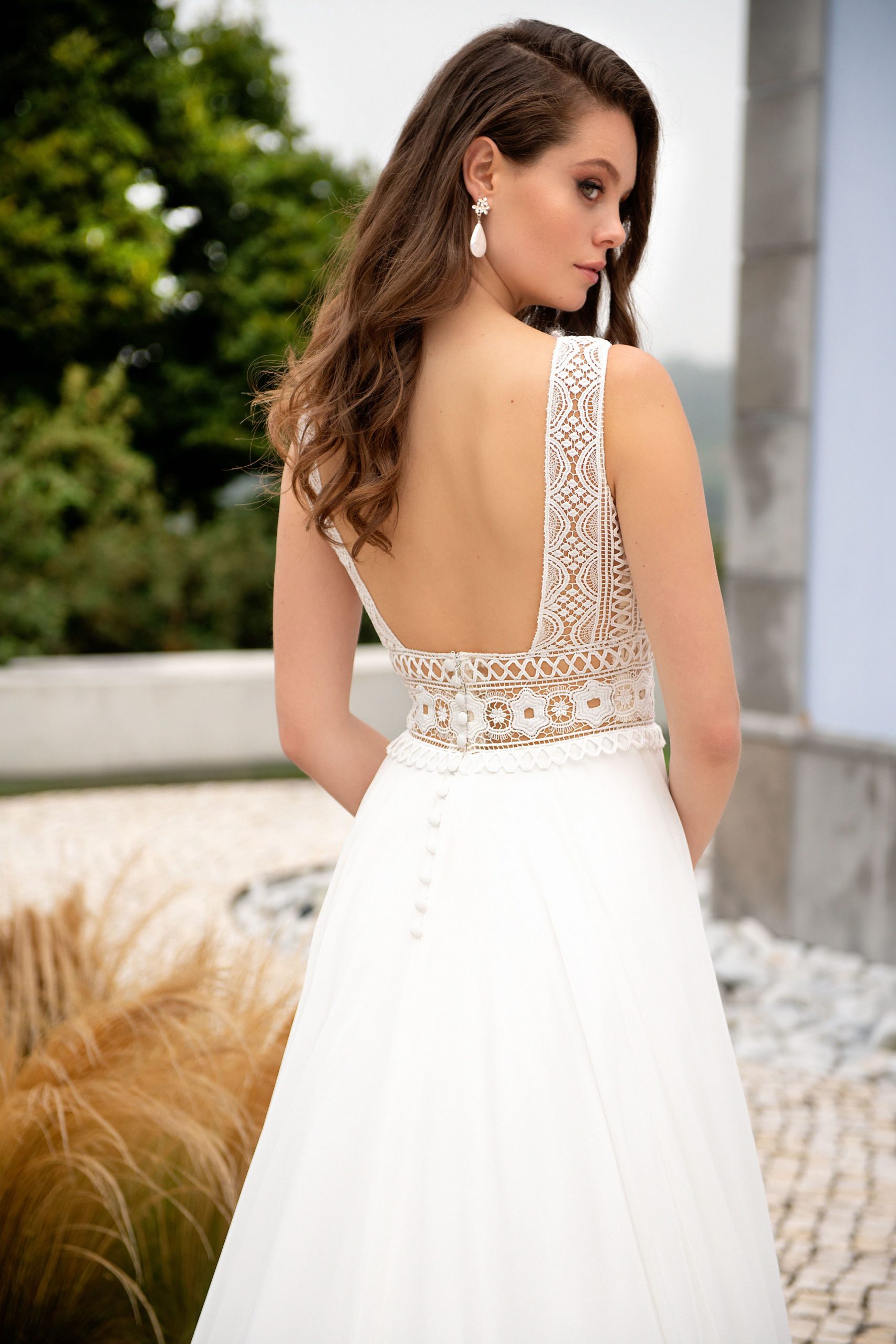 Frau im Boho Brautkleid