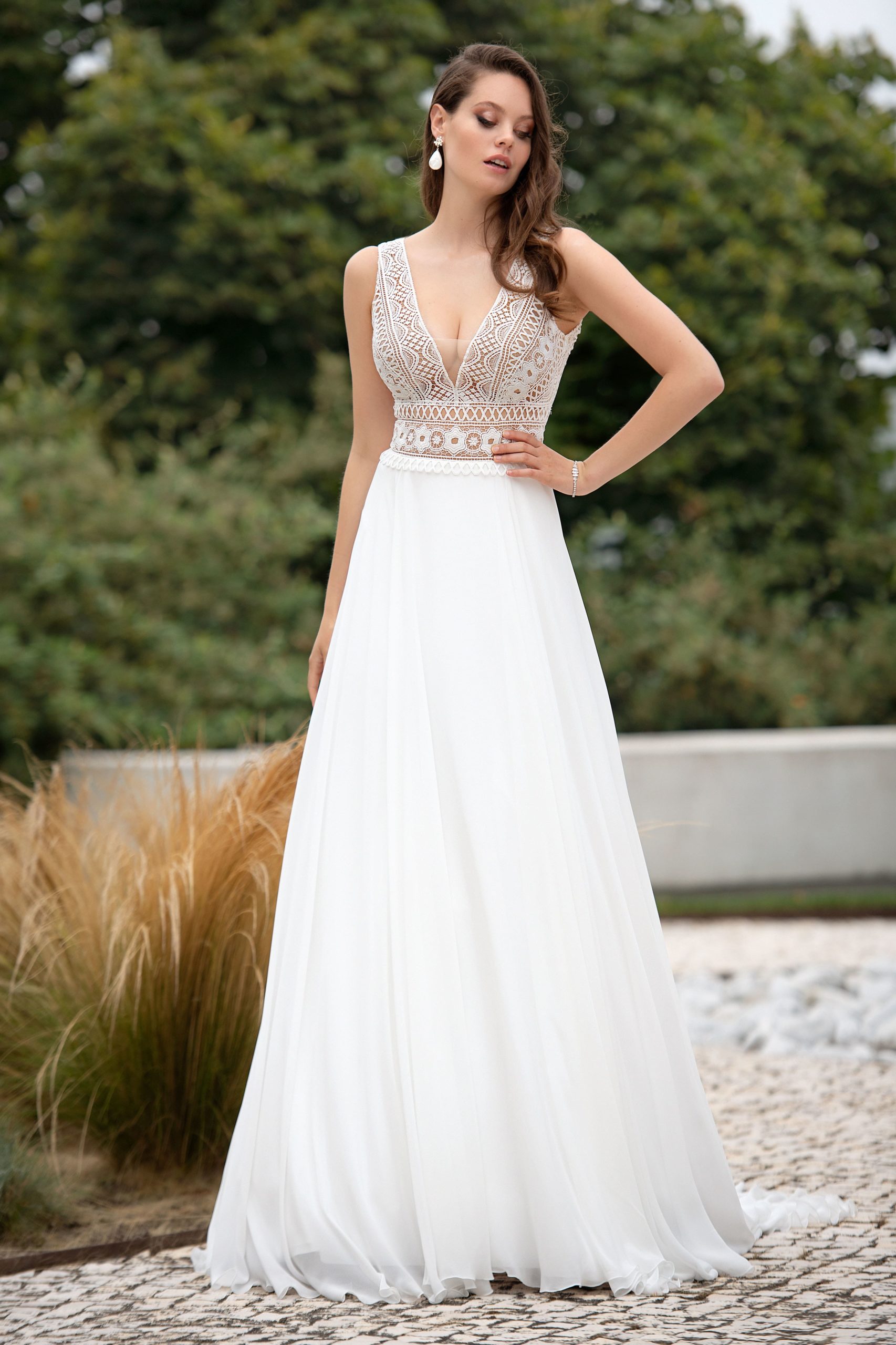 Frau im Boho Brautkleid