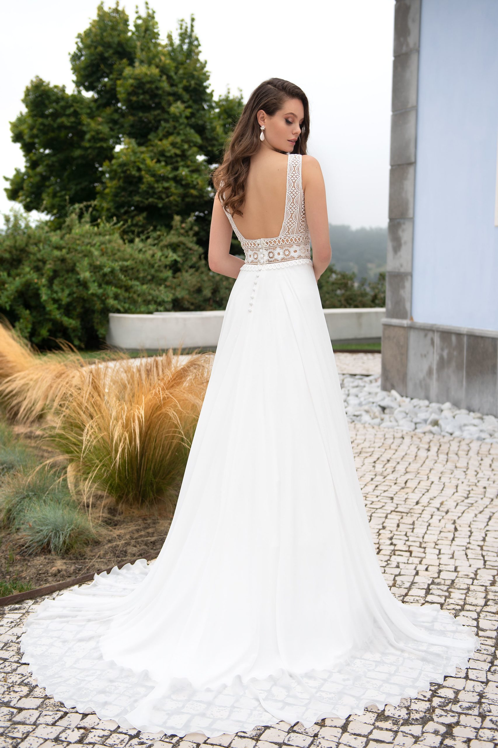 Frau im Boho Brautkleid