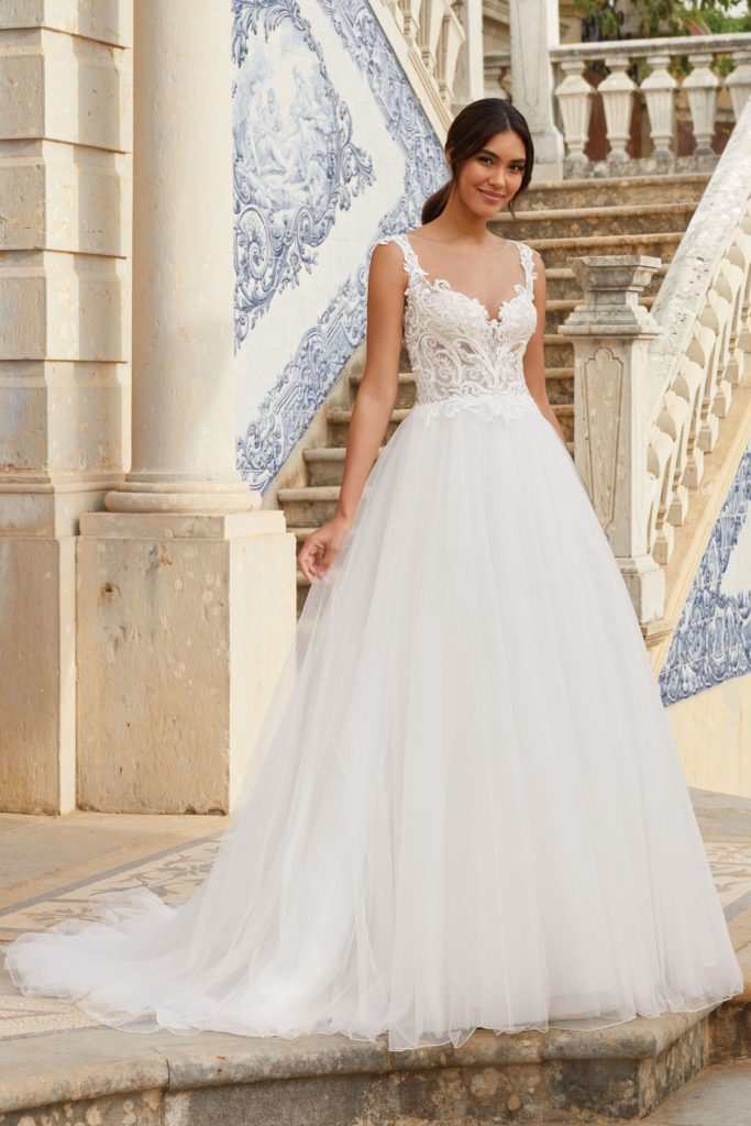 Frau im "Modern Princess" Brautkleid
