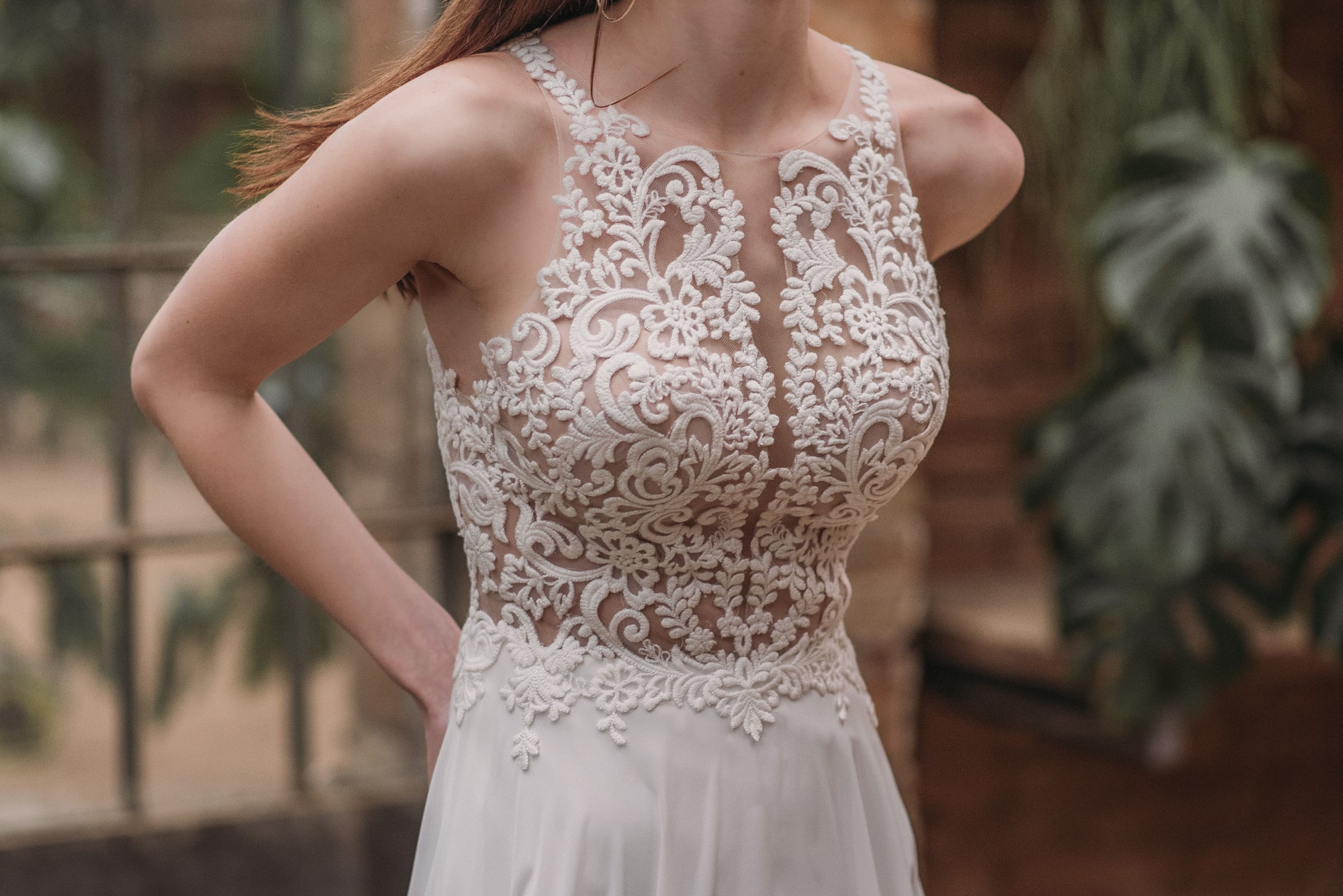 Frau im Boho Brautkleid