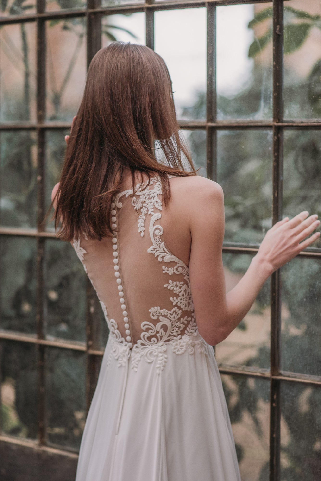 Frau im Boho Brautkleid