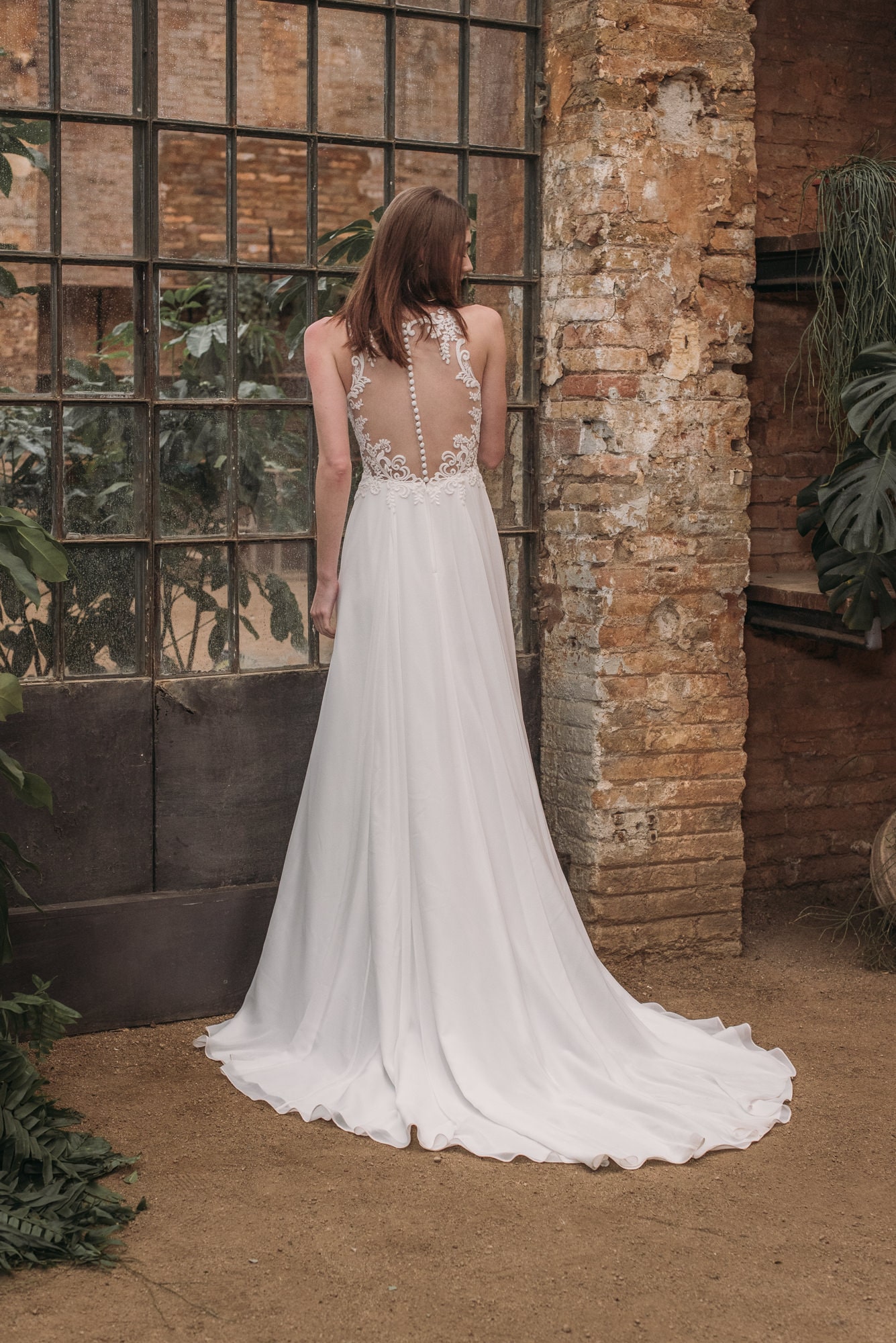 Frau im Boho Brautkleid