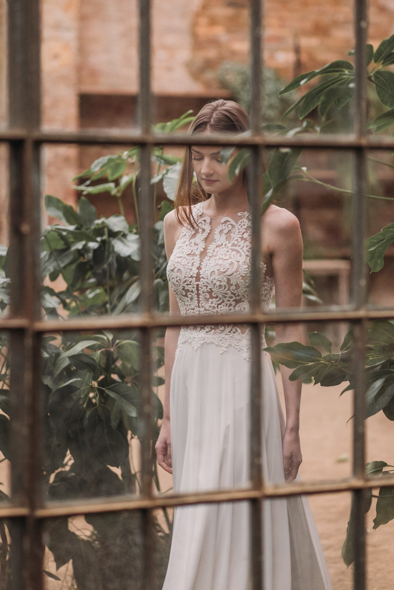 Frau im Boho Brautkleid