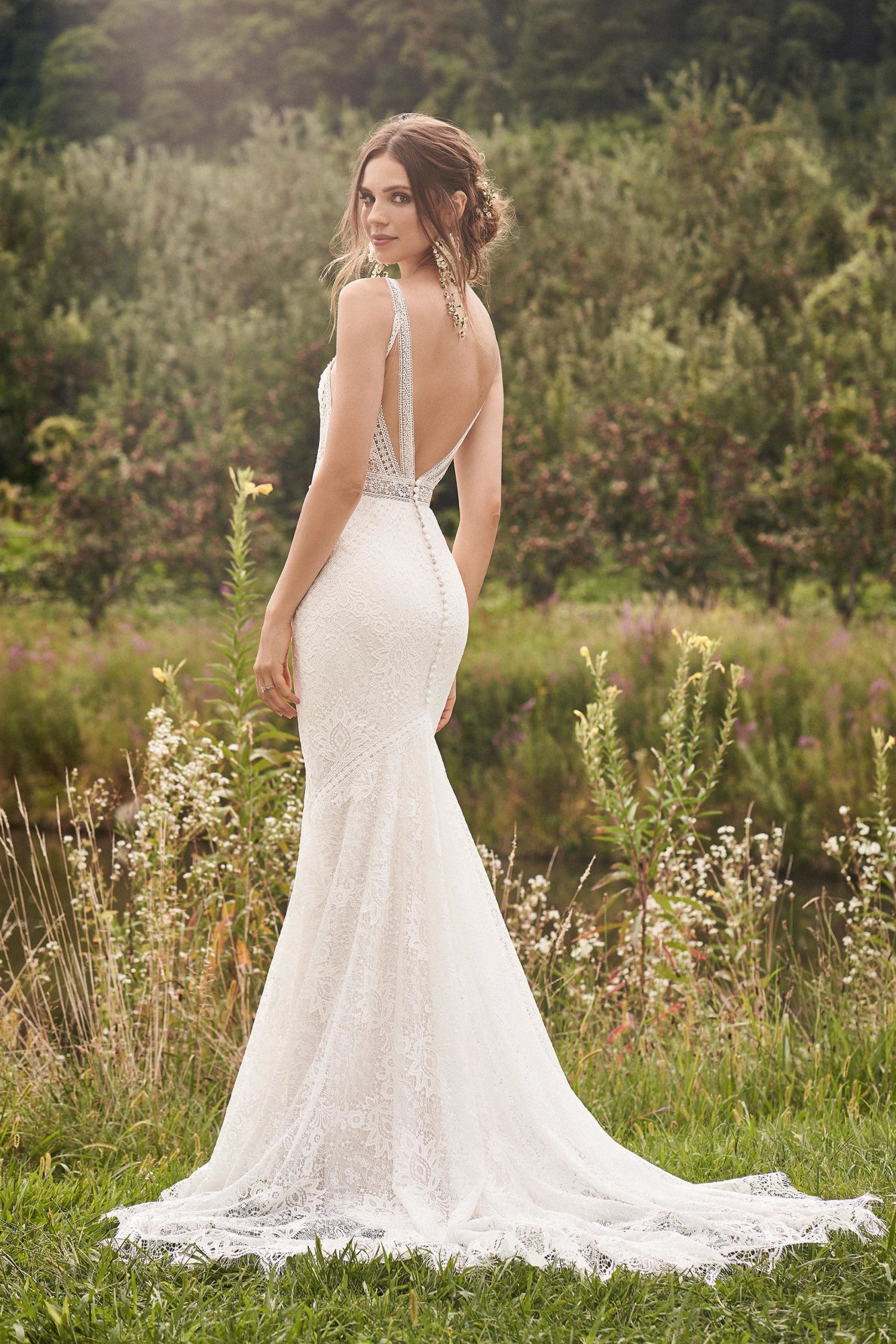 Frau im Boho Brautkleid