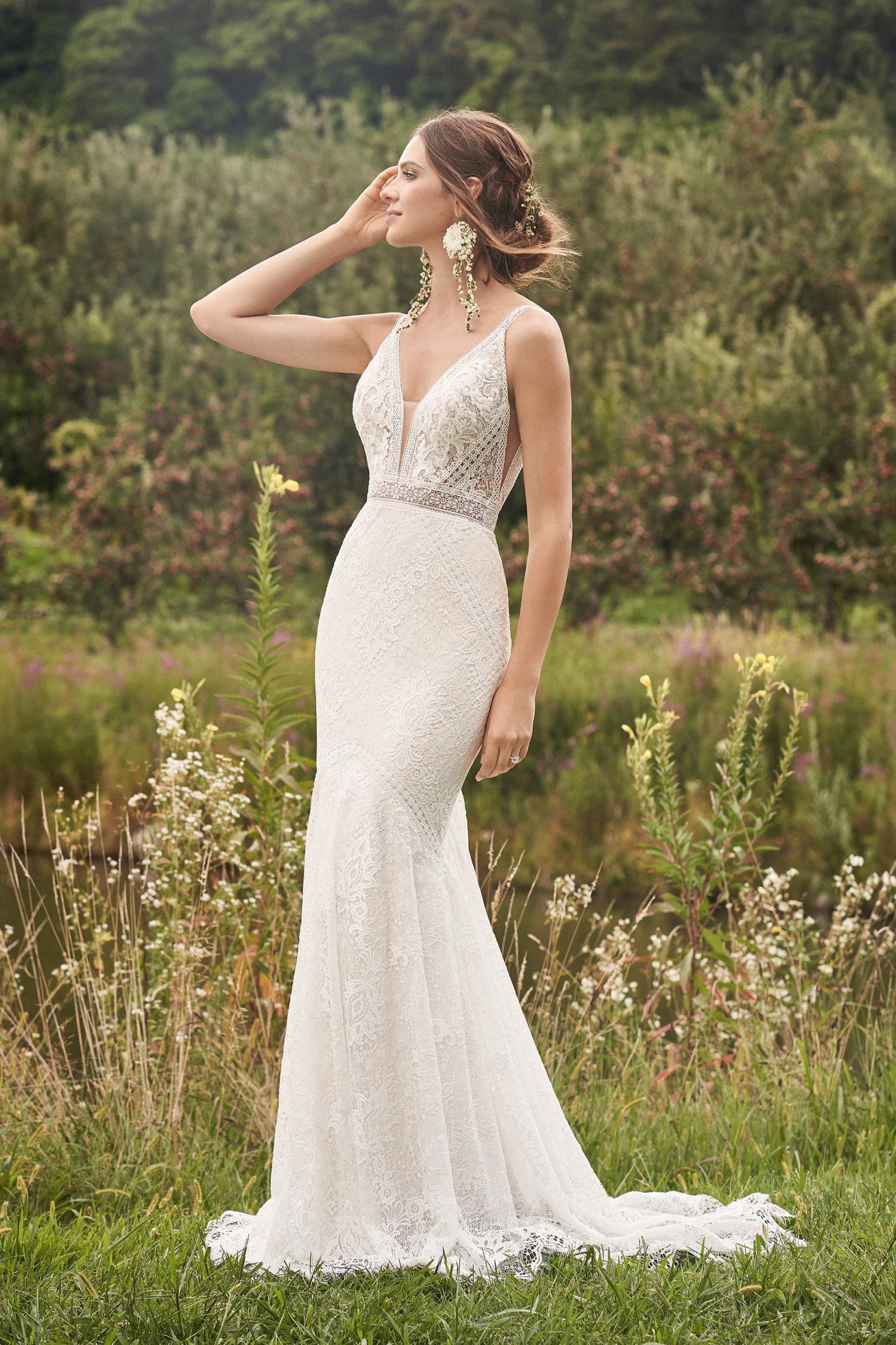 Frau im Boho Brautkleid